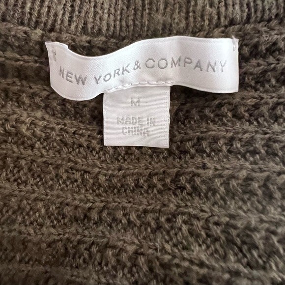 New York & Company Army Green V-neck ribbed sweater size Medium - Picture 5 of 7